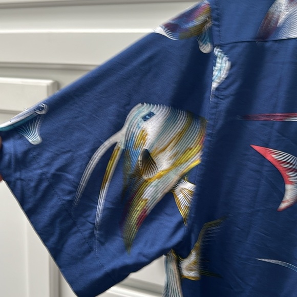 Men's size medium Banana Republic Hawaiian print shirt. Excellent condition. - Picture 5 of 5